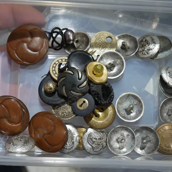 Assorted buttons
