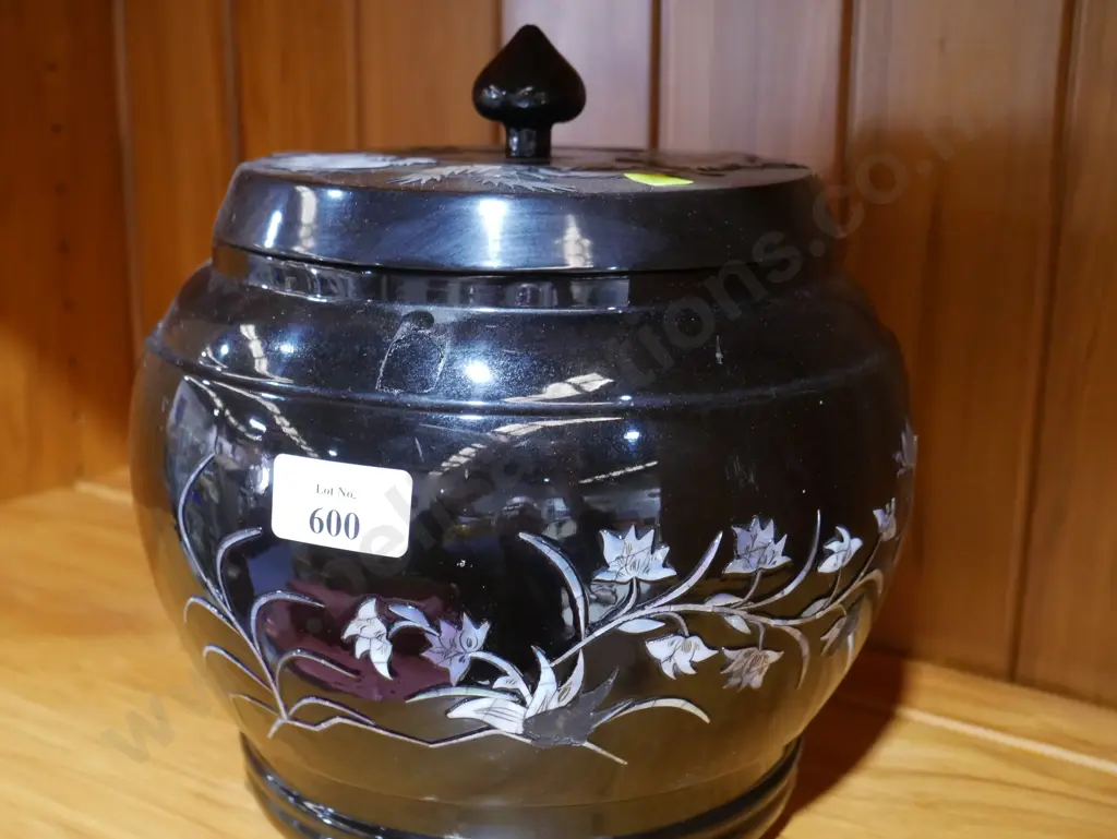 Oriental lidded urn Image 1++