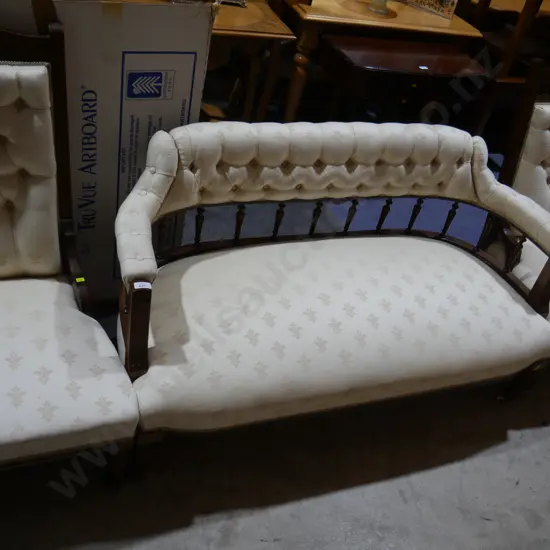 Three-piece parlour suite