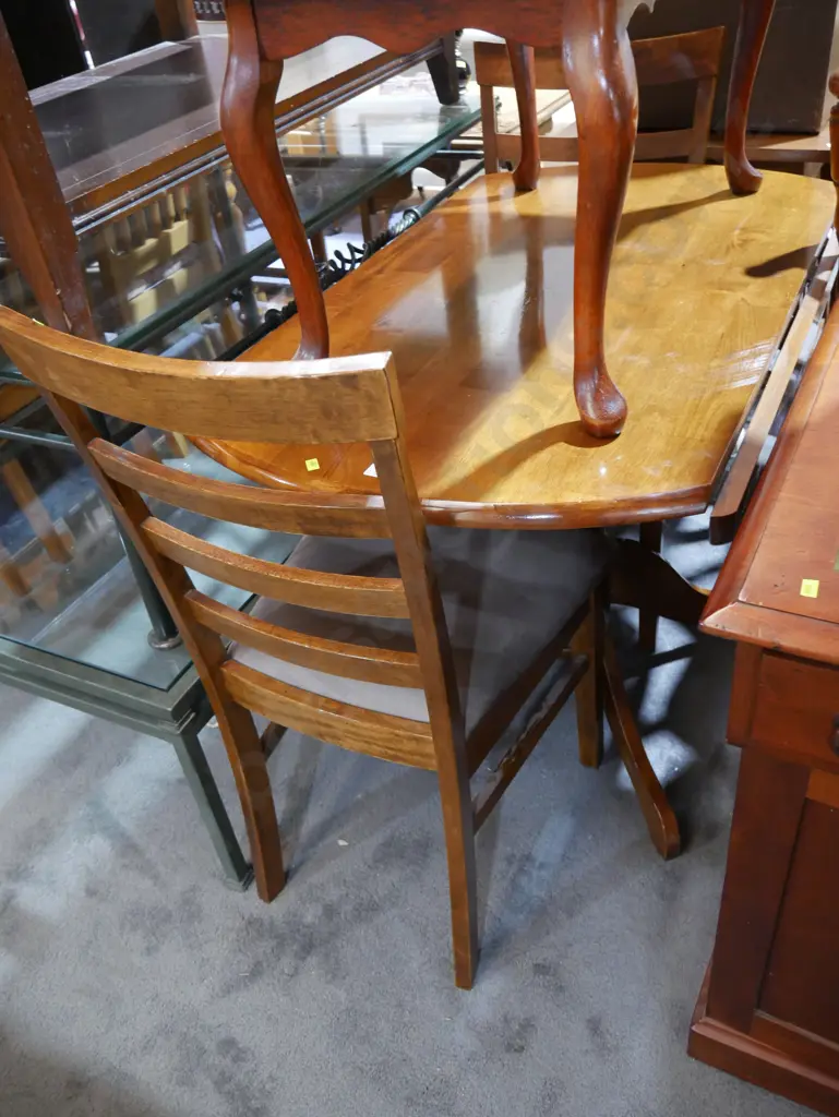 Drop side table and two chairs Image 1++