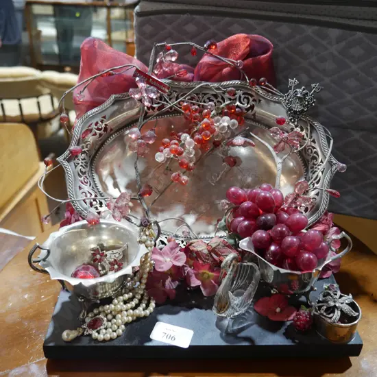Decorative centrepiece EP dishes, faux grapes