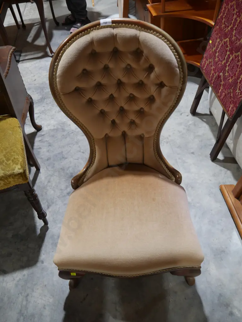 Deep buttoned bedroom chair and one dining chair Image 1++