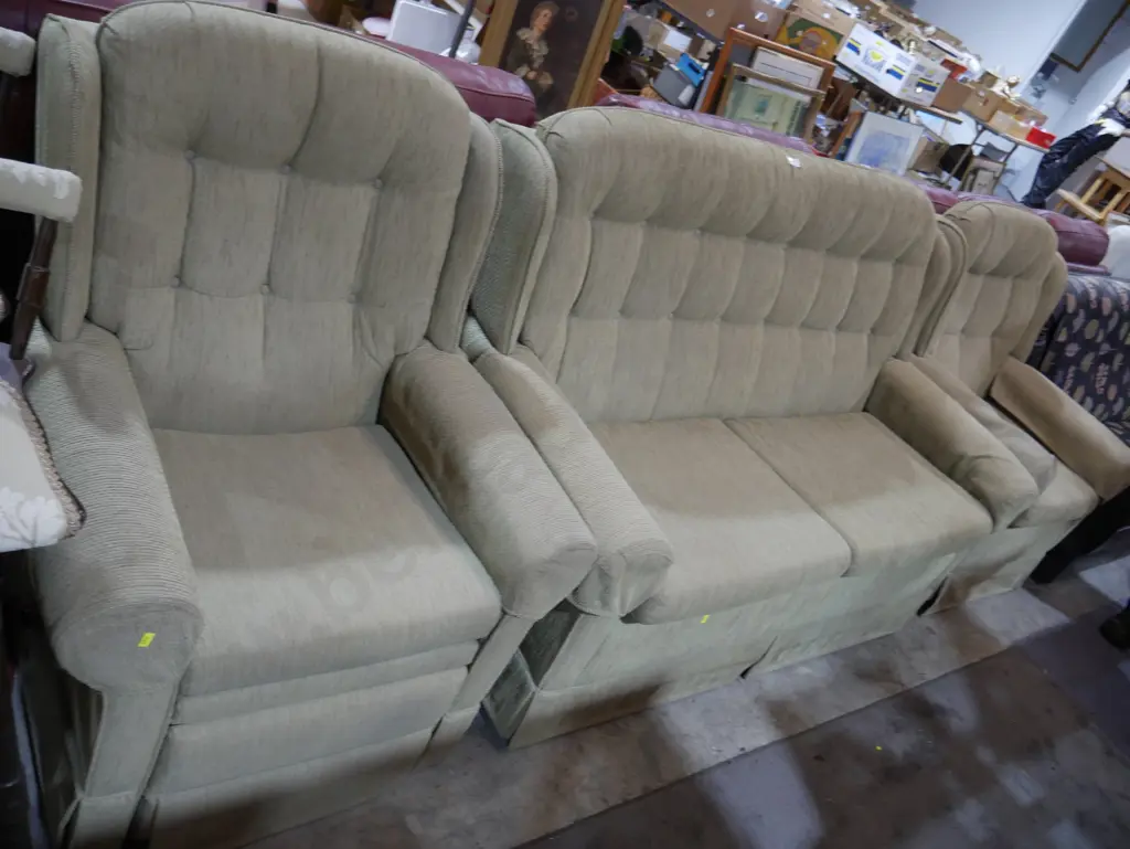 Three piece lounge suite Image 1++