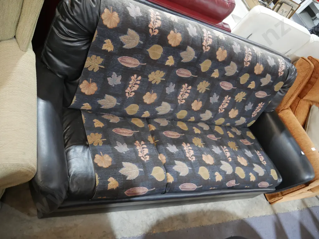 Three-seater settee Image 1++