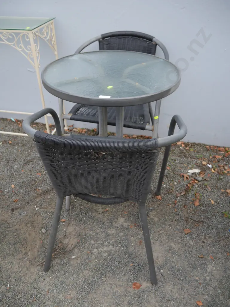 Outdoor table and 2 chairs Image 1++