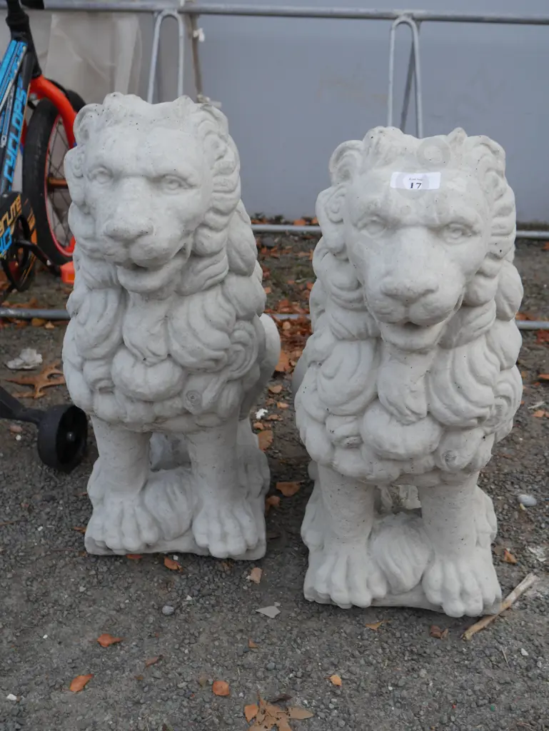 2 lion statues Image 1++
