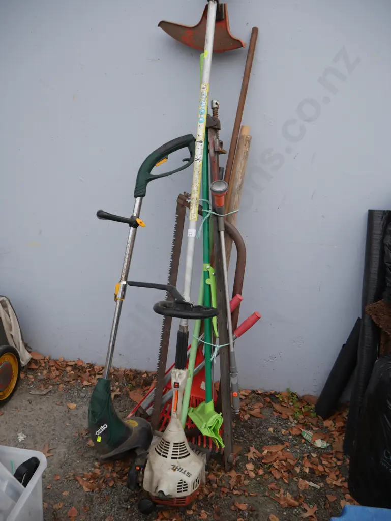 Assorted garden tools Image 1++