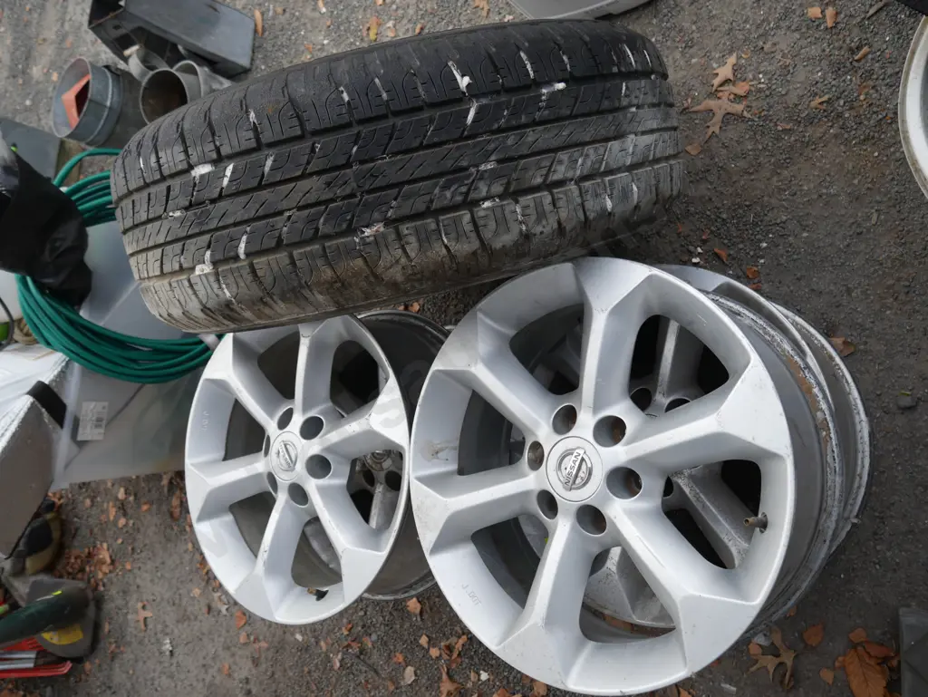 4 nissan rims and wheel Image 1++