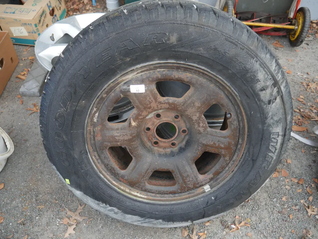 4 nissan rims and wheel Image 1++
