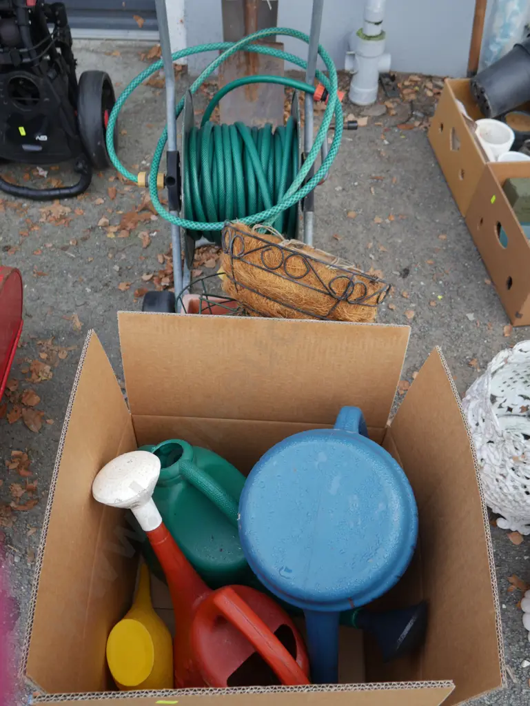 Watering cans, planters, and retractable hose Image 1++
