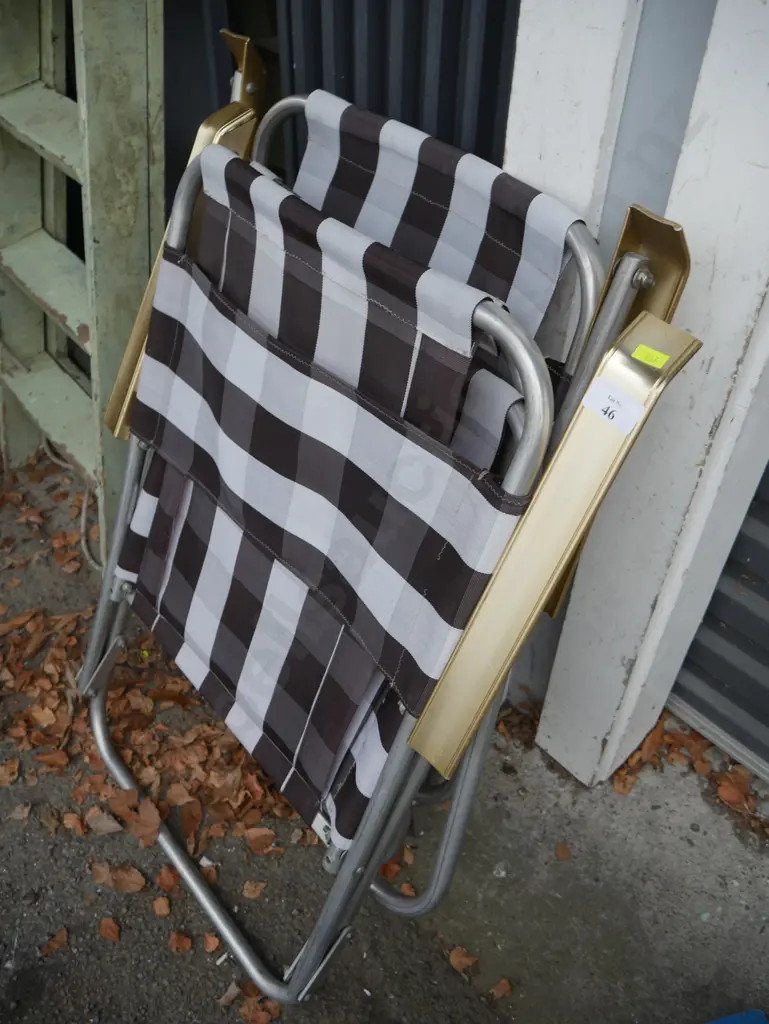 2 folding lawn chairs Image 1++