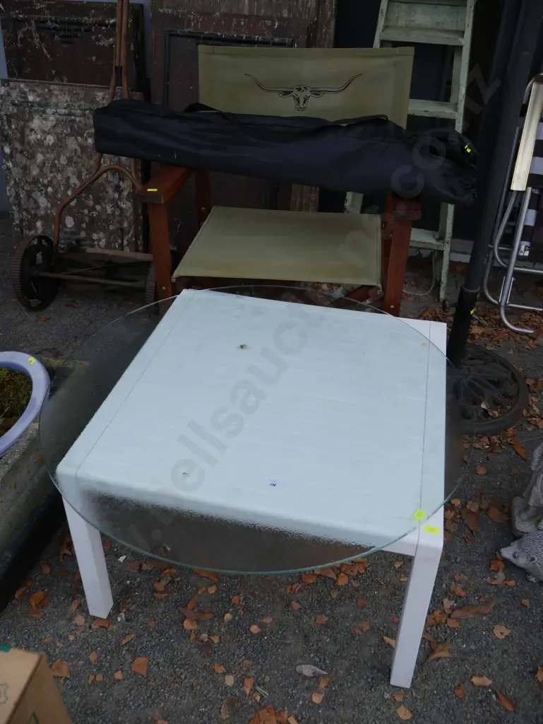 Directors chair, plastic outdoor table etc Image 1++