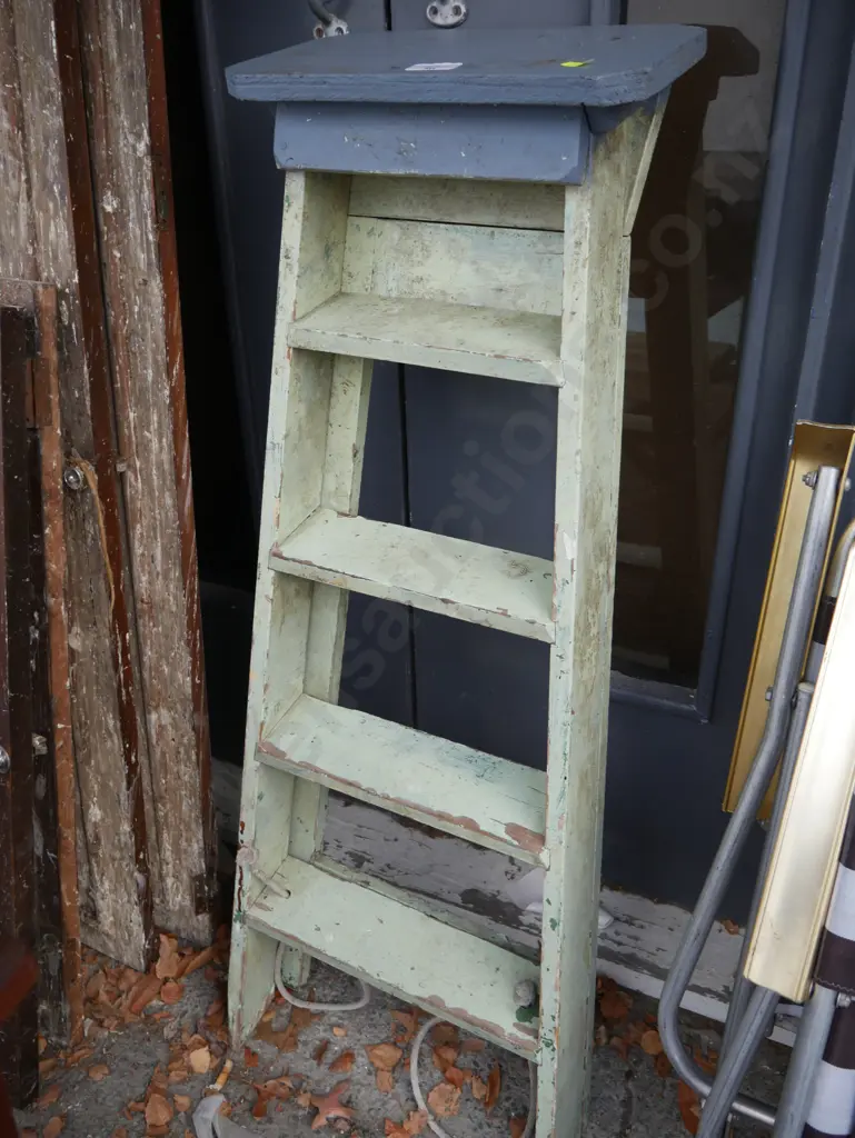 Wooden step ladder Image 1++