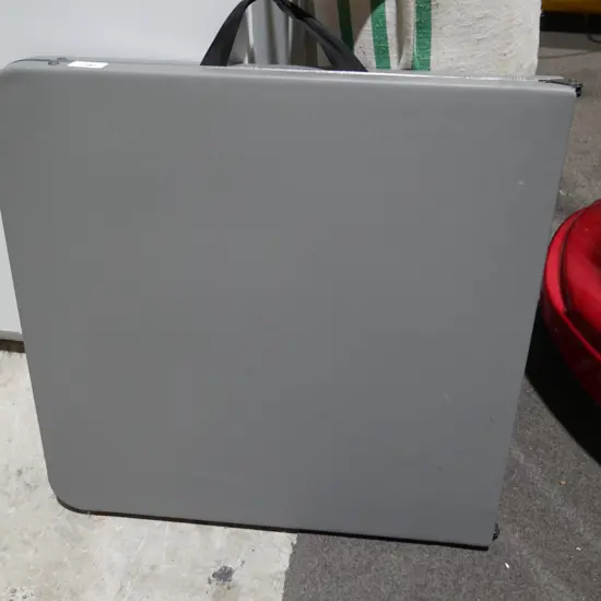 Folding table