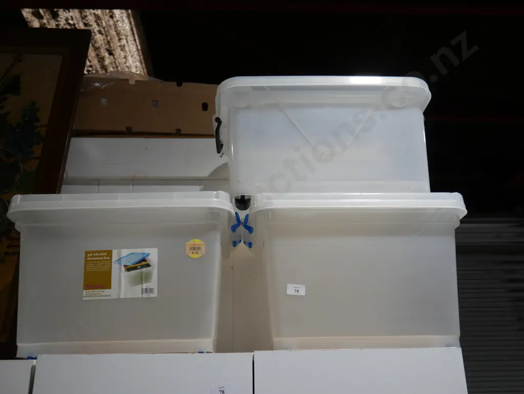 3 plastic storage containers Image 1++