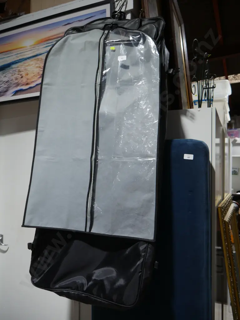 Garment bags Image 1++