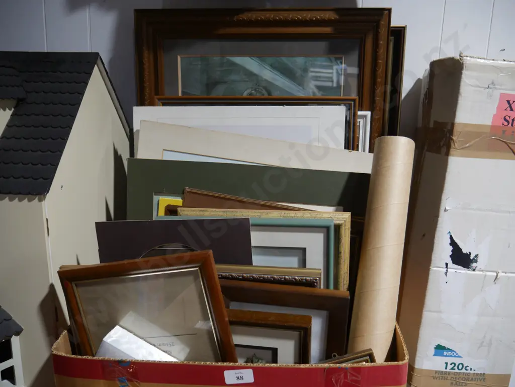 Box of artworks Image 1++