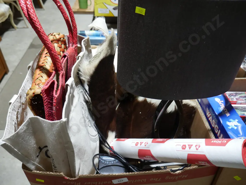 Bedside lamps, handbags etc Image 1++