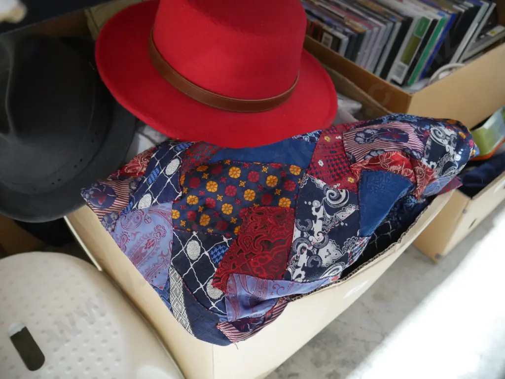 Handbags, hats, white stool Image 1++