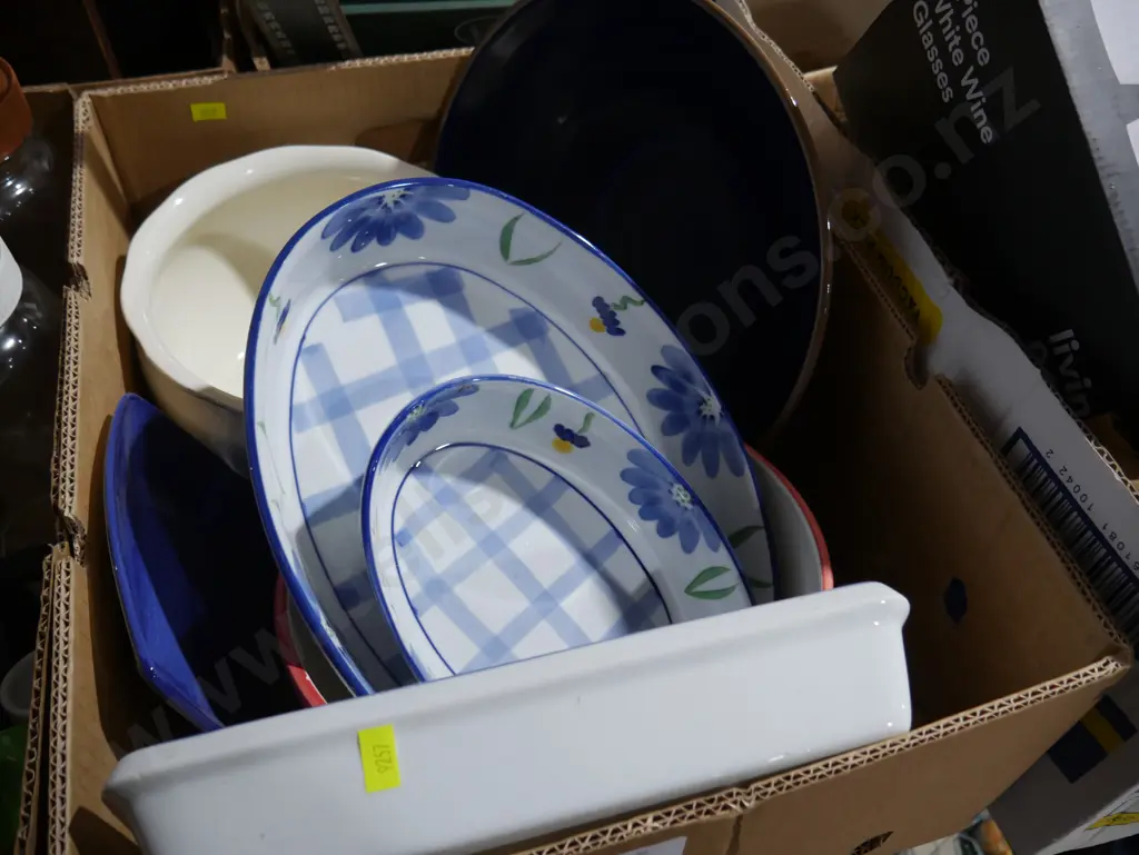 Box of kitchenware Image 1++
