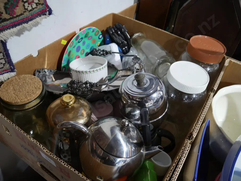 Box of kitchenware Image 1++