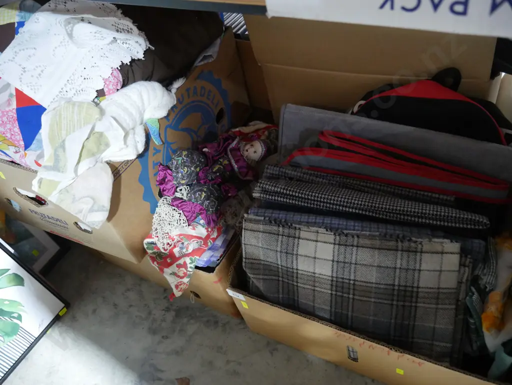 3 boxes of linen etc Image 1++