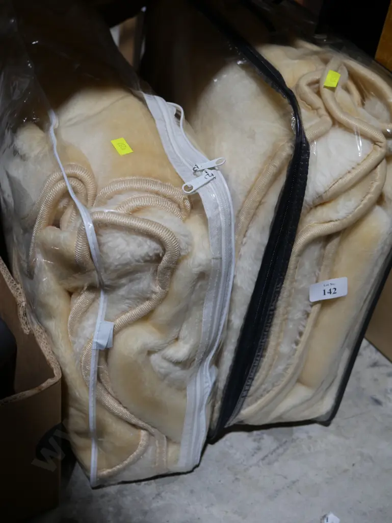 2 mink blankets Image 1++