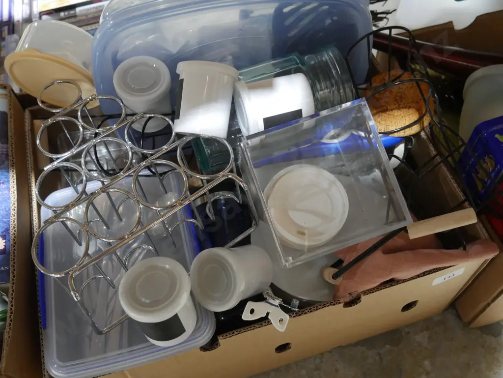 2 boxes of kitchenware Image 1++