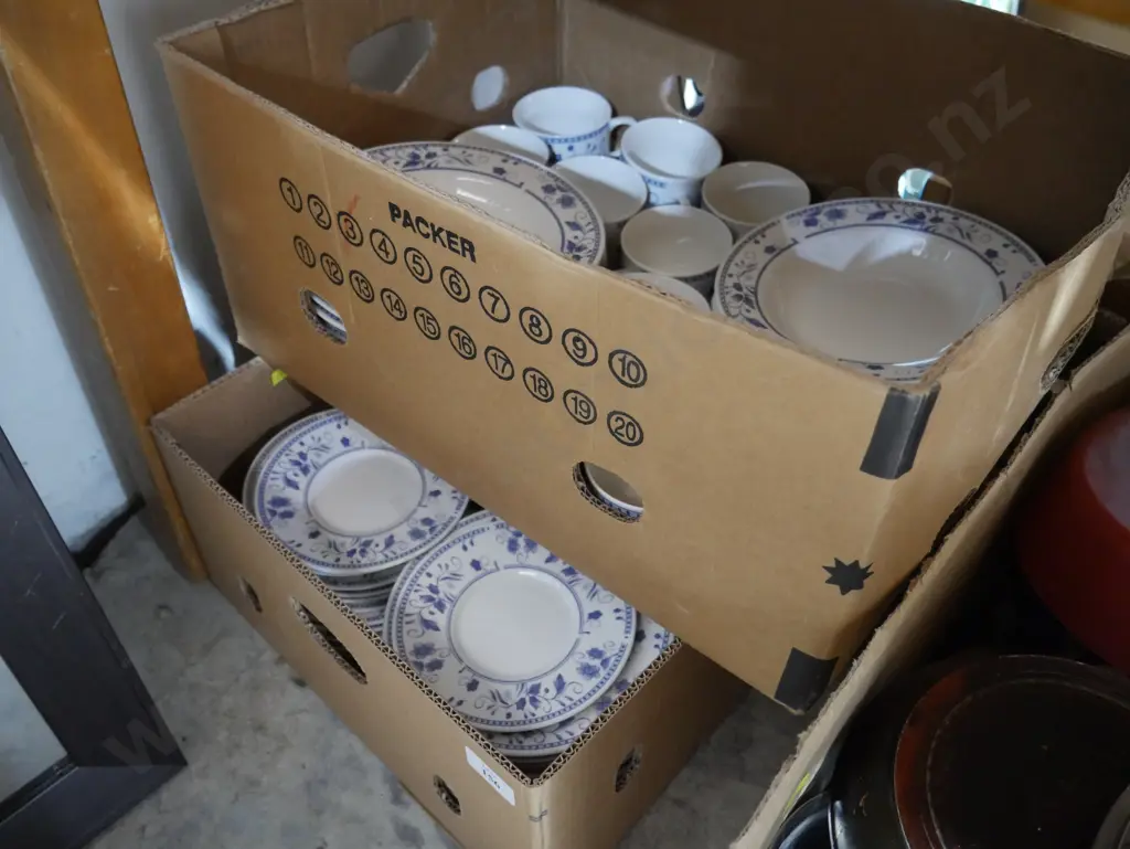 2 boxes of dinnerware Image 1++