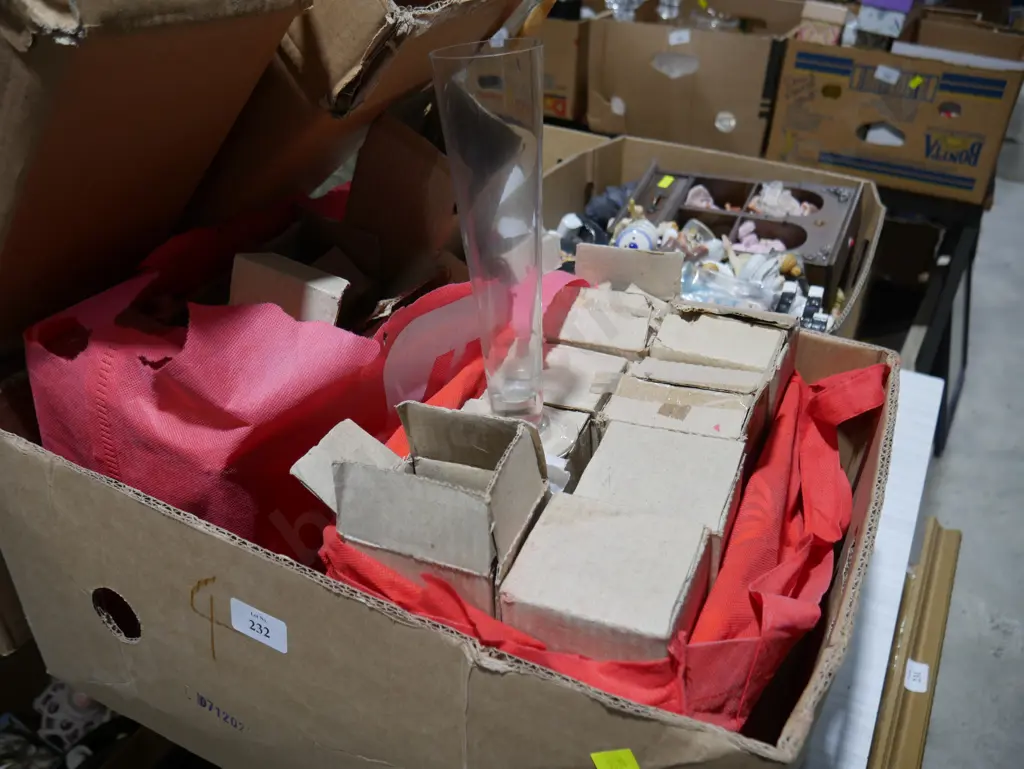 Boxed glass vases Image 1++