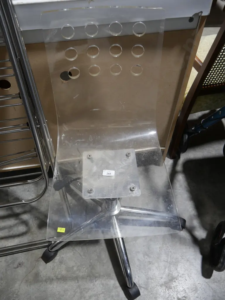 Plastic office chair Image 1++