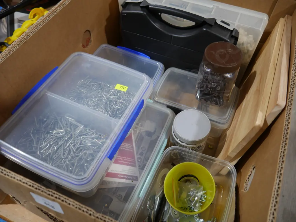 Nails staples , screws Image 1++