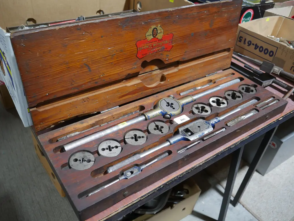 Tap and die set Image 1++