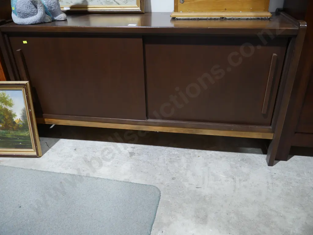 Sideboard Image 1++