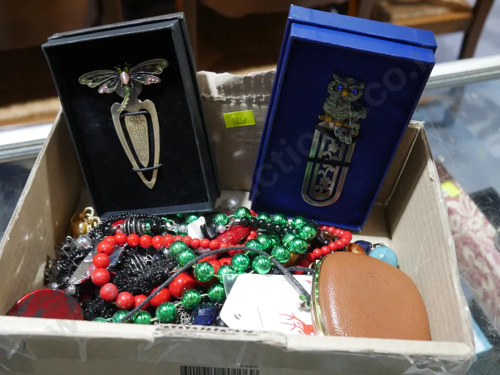 Costume jewellery Image 1++