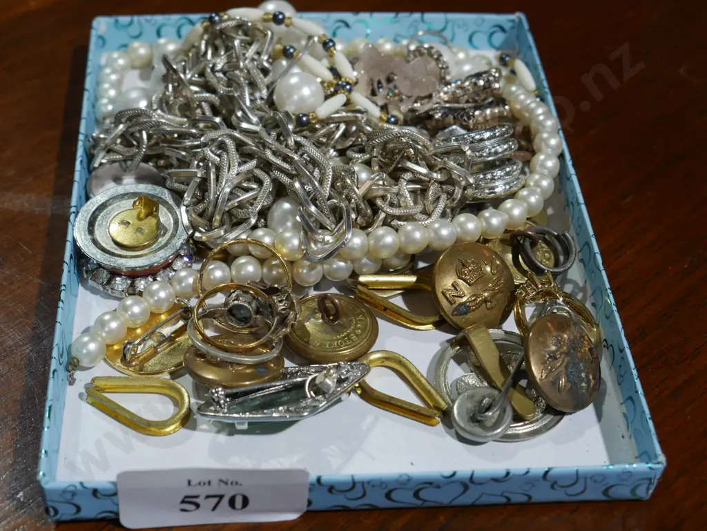 Costume jewellery, rings Image 1++