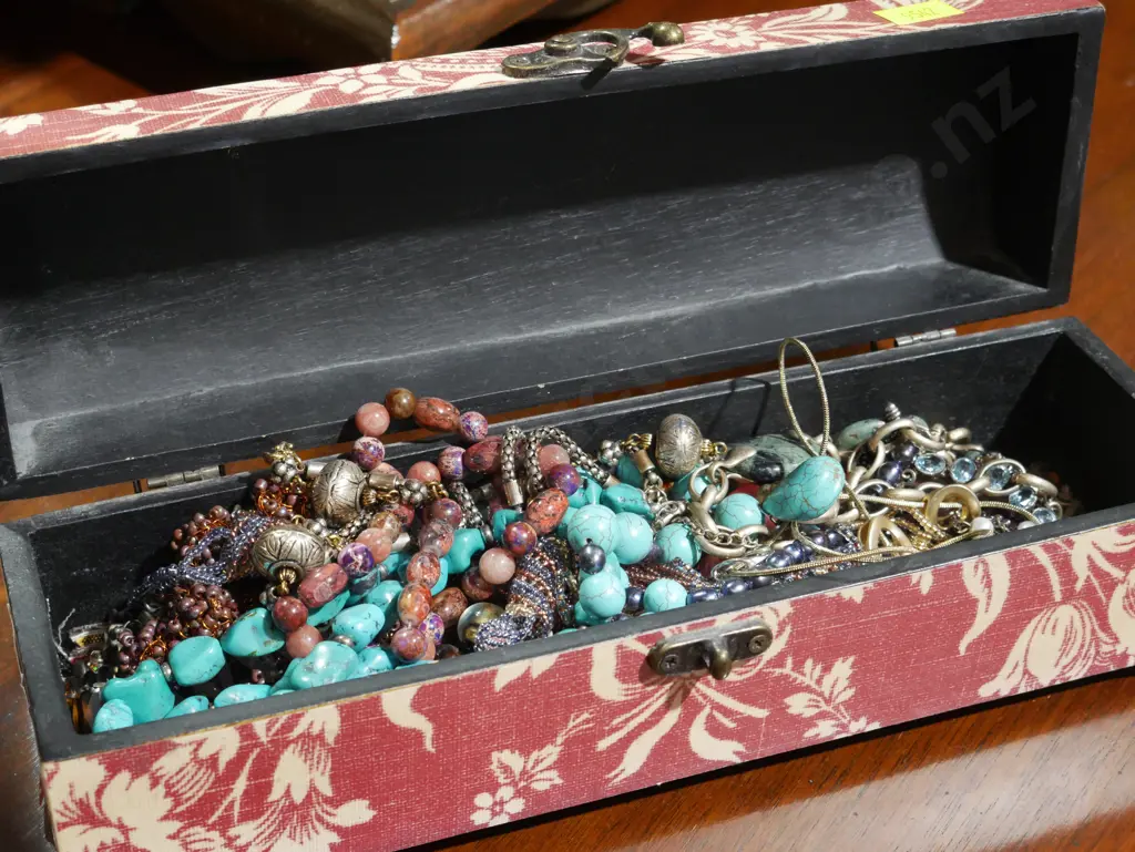 Costume jewellery Image 1++
