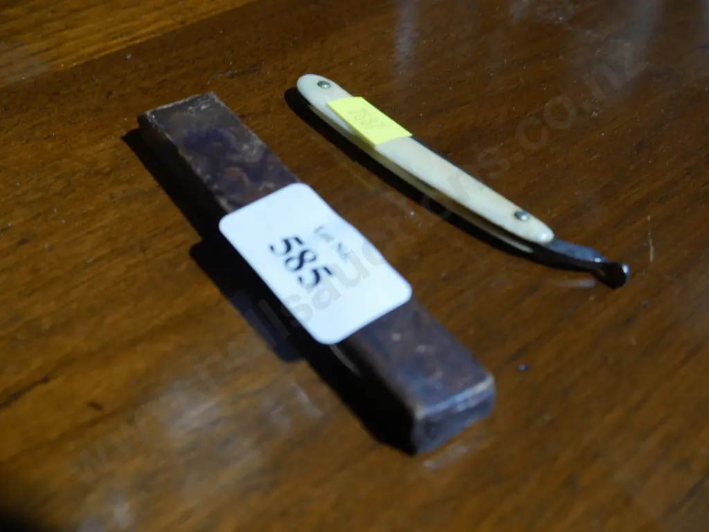 Miniature cut throat razor in case Image 1++