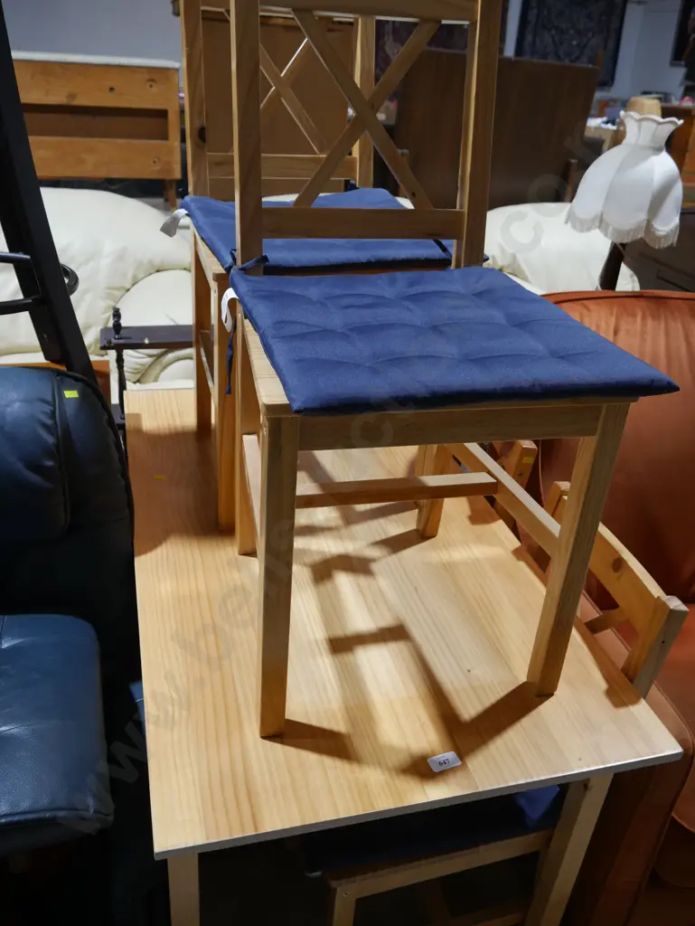 Dining table and 4 chairs Image 1++