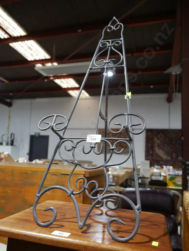 Metal easel Image 1++