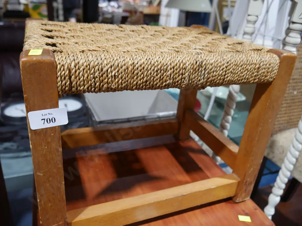 Wicker stool Image 1++