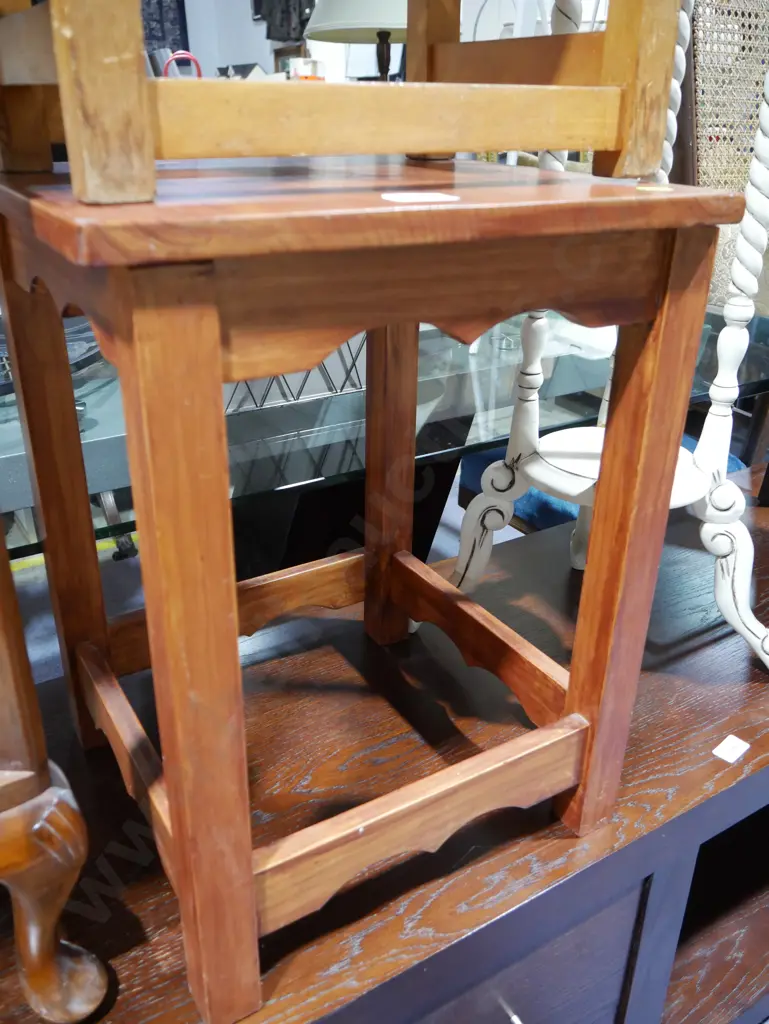 Side table Image 1++
