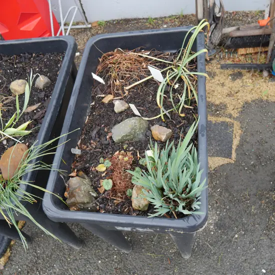Raised garden bed