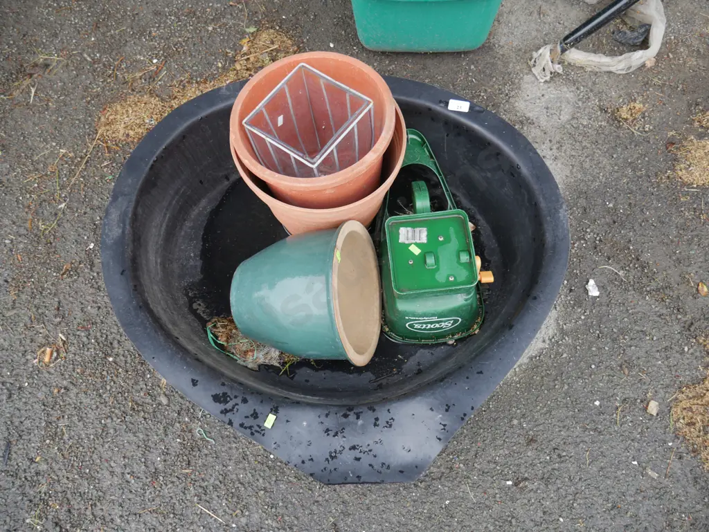 Plant pots, seed spreader etc Image 1++
