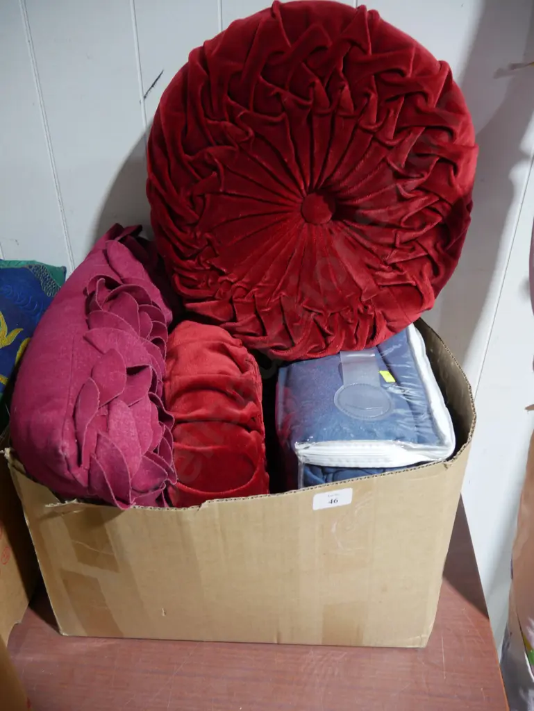 Blanket and cushions Image 1++