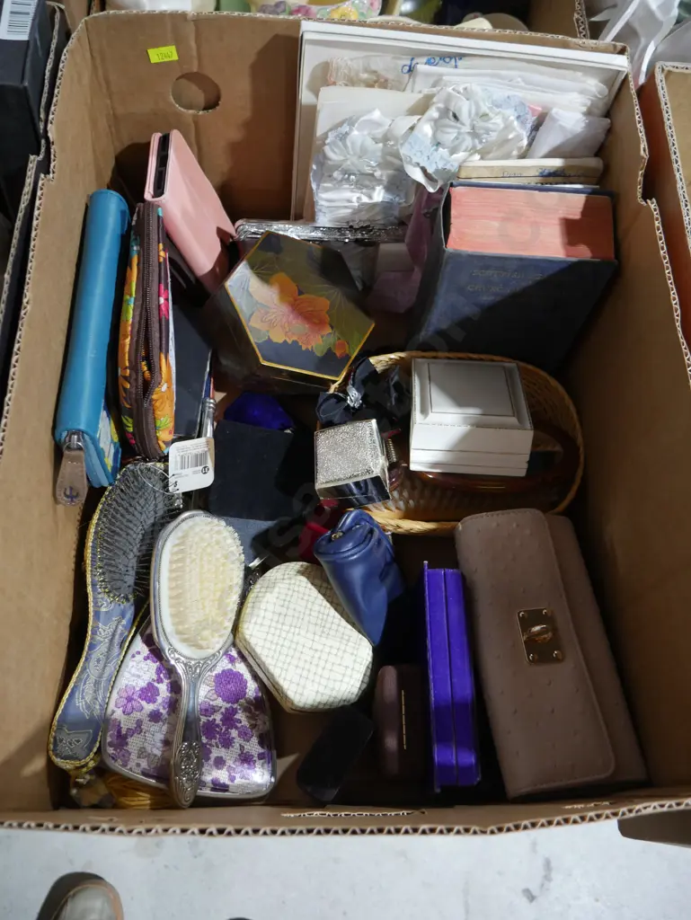 Linen, purses etc Image 1++