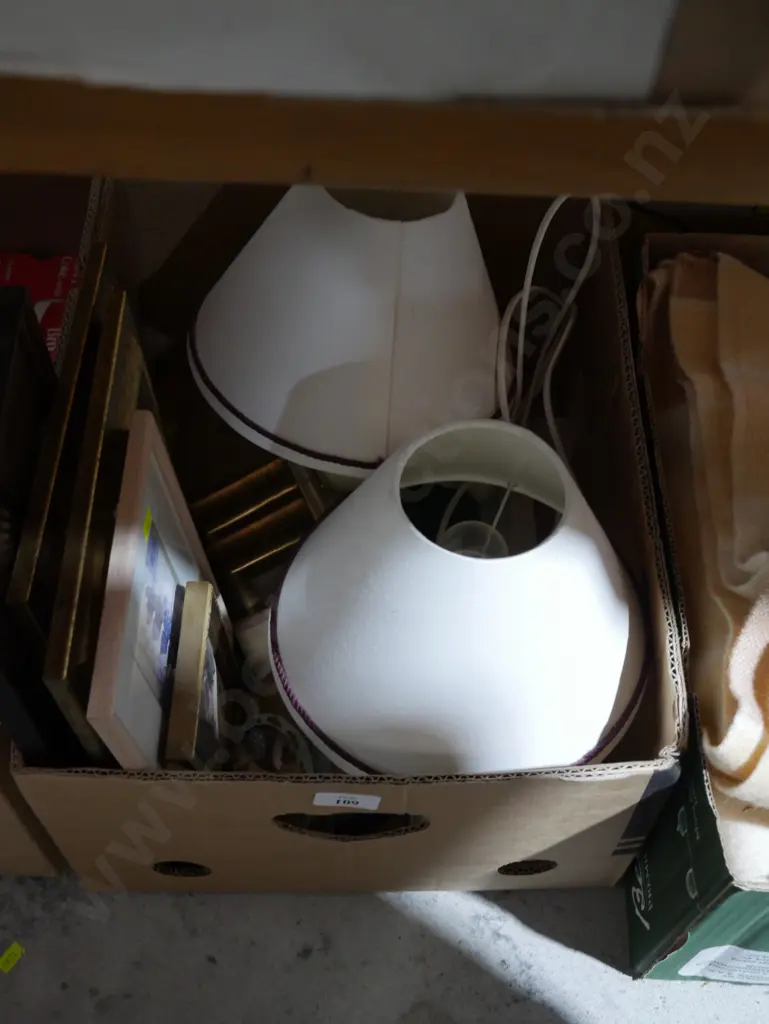 Assorted art and lamps Image 1++