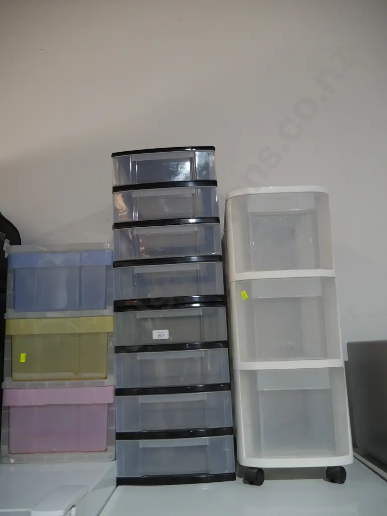 Four sets of plastic storage drawers Image 1++