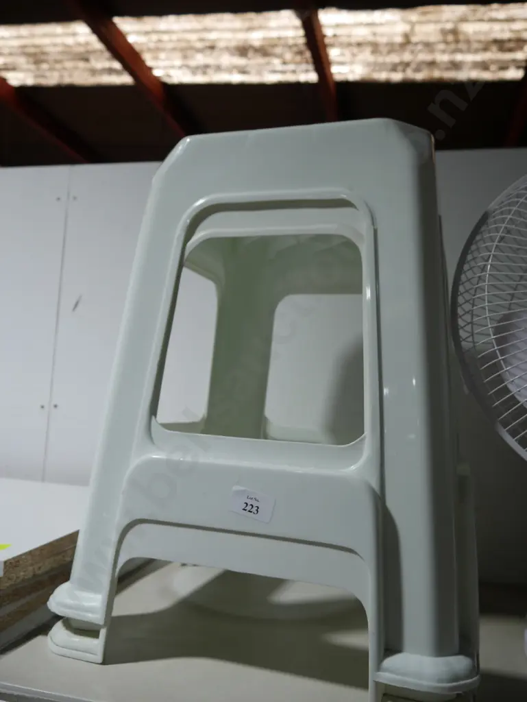 Two plastic stools Image 1++