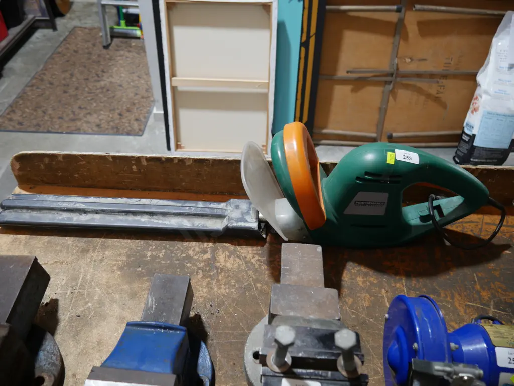 Hedge trimmer Image 1++